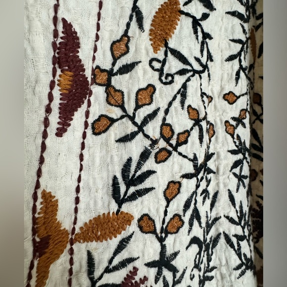 Embroidered dress - Picture 7 of 7